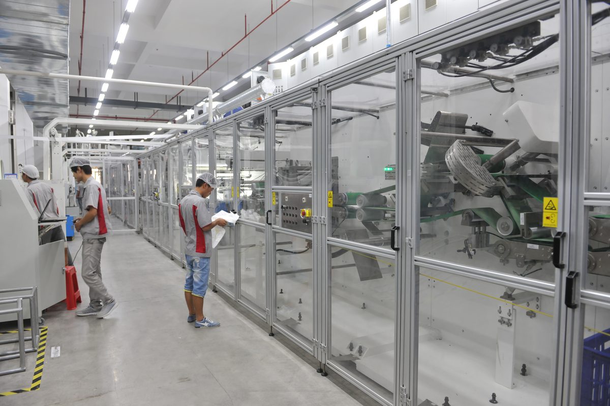 Glass-enclosed adult diaper manufacturing line